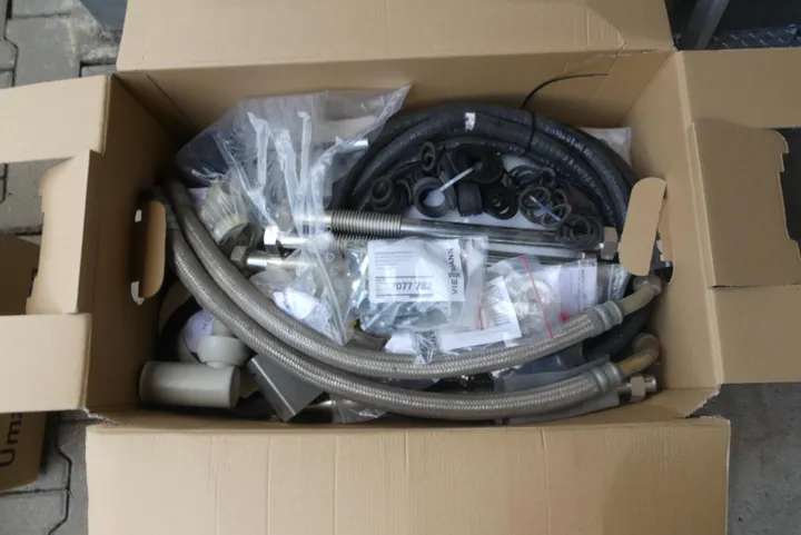 Karton mit Sanitärzubehör u.a. Viessmann Teile